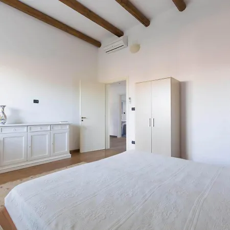 Sleeps 8 With Pool And Air Con *