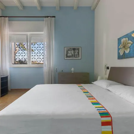 Sleeps 8 With Pool And Air Con Villa *