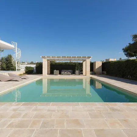 Sleeps 8 With Pool And Air Con
