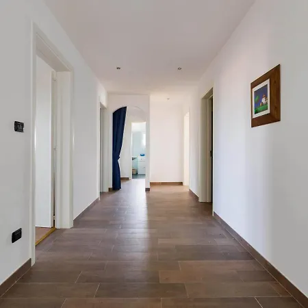 Sleeps 8 With Pool And Air Con Torre Suda